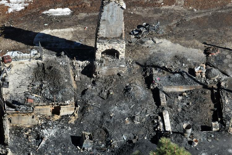 Brand. Politiet brændte muligvis det hus, som politimorderen Christopher Dorner havde søgt tilflugt i, med vilje. 