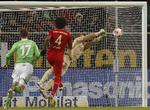 Redning. Bayerns målmand Manuel Neuer snupper et frispark i opgøret mod Wolfsburg. Det har han gjort masser af gange i 2013, hvor Bayern München endnu ikke har lukket mål ind. 