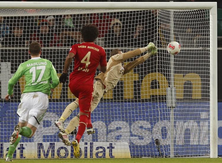Redning. Bayerns målmand Manuel Neuer snupper et frispark i opgøret mod Wolfsburg. Det har han gjort masser af gange i 2013, hvor Bayern München endnu ikke har lukket mål ind. 