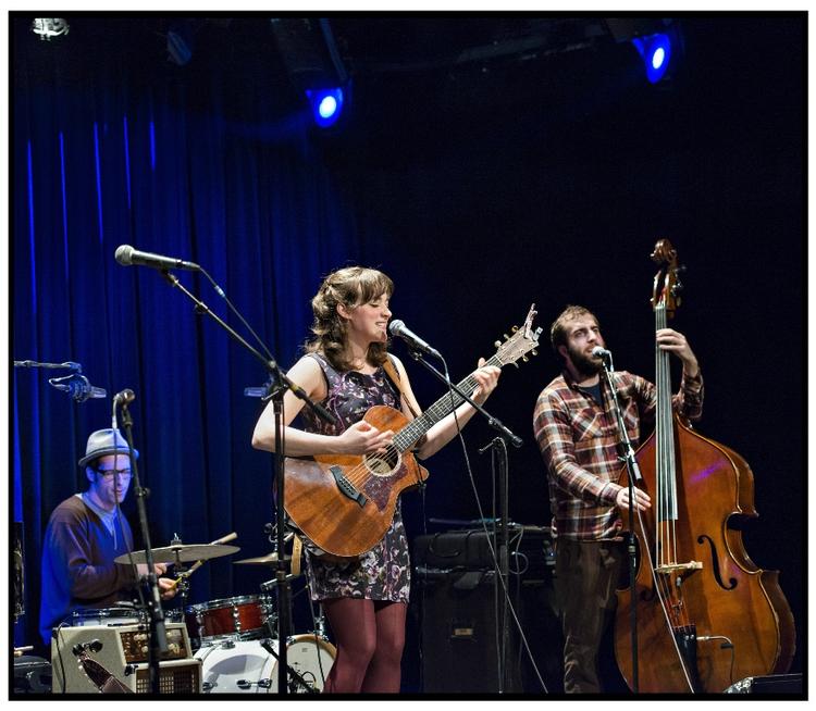 Ung. Becca Stevens og orkesteret strålede af spillelyst og ungdom, da de besøgte København i torsdags. 