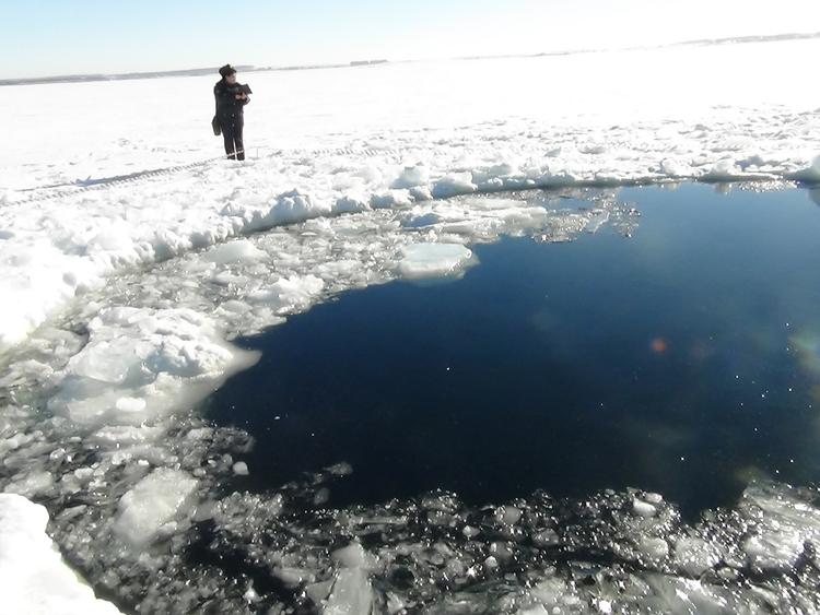 NEDSLAG. I søen Chebarkul er der måske rester fra meteornedslaget i Rusland. Der blev frigivet ligeså meget energi svarende til en atombombe. 