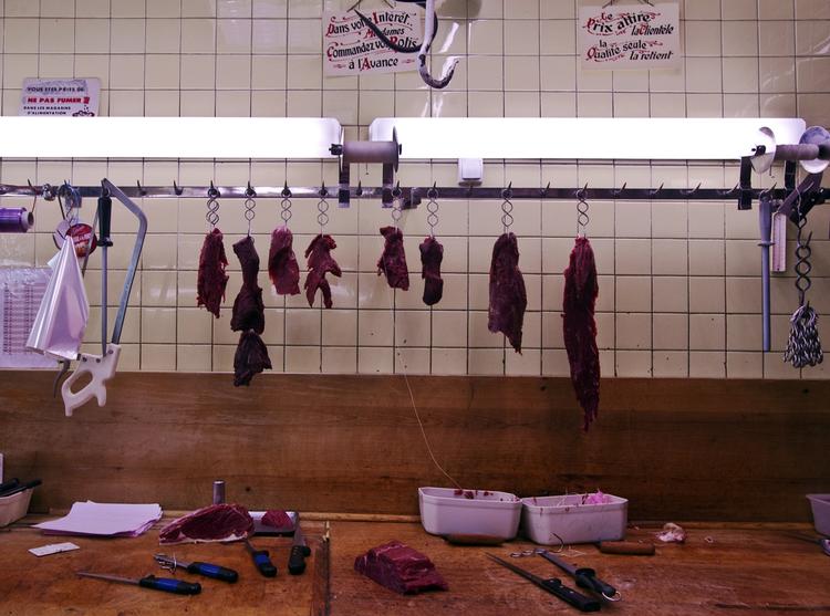 Hestekød på krogen hos en fransk slagter i Paris. Undersøgelser har afsløret, at den franske grossist Spanghero har sendt 750 ton hestekød forklædt som oksekød ud til 13 europæiske lande. 