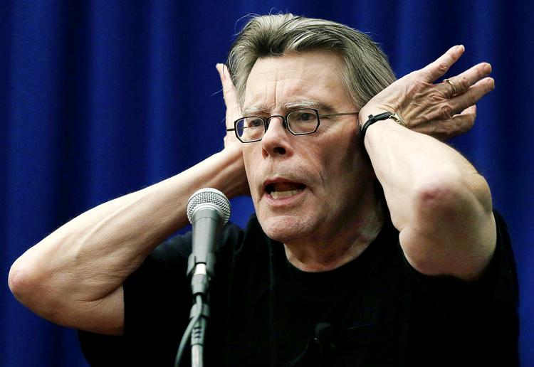 Våbenejer. Stephen King ejer selv tre pistoler »med ren samvittighed«. For det handler om arten og mængden af  våben, mener  forfatteren. 