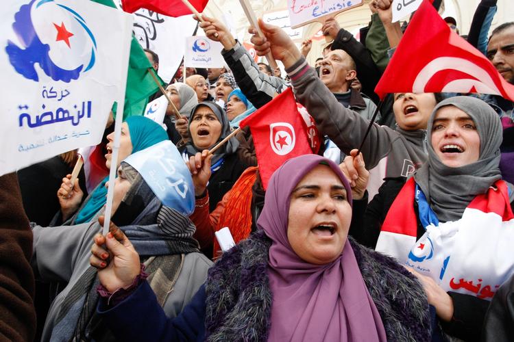Demo. Tilhængere af partiet Ennahda gik på gaden i dag i en moddemonstration for at dæmme op for kritikken af den islamisk ledede regering. 
