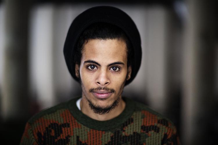 Ghetto. Vi skal først motivere  underklassedrengene i fag som dansk med rappere som 2pac, Talib Kweli og Mos Def og efterfølgende give dem Benny  Andersen og Dan Turèll, siger rapperen Young. 