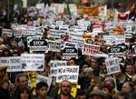 PROTEST. Tusindevis af spaniere protesterede i dag mod de mange tusind husudsættelser, som sker over alt i Spanien lige nu. 