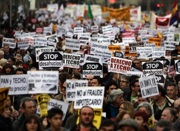 PROTEST. Tusindevis af spaniere protesterede i dag mod de mange tusind husudsættelser, som sker over alt i Spanien lige nu. 