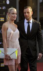 Kendispar. Modellen Reeva Steenkamp og topatleten Oscar Pistorius var et kendt par i Sydafrika. Nu er hun dræbt, og han er mistænkt for mordet. 