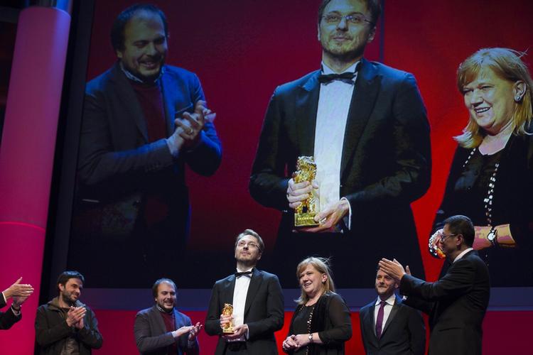 Berlin. Den rumænske instruktør Calin Peter Netzer modtog lørdag aften hovedprisen, Guldbjørnen, for sin film 'Pozitia Copilului' ('Barnets Stilling'). 