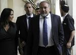 KORRUPTION. Den tidligere israelske udenrigsminister er anklaget for bedrageri og tillidsbrud, men han nægtede sig i dag under den første høring i sagen skyldig i anklagerne. Her ses han ankomme til retssalen i Jerusalem. 