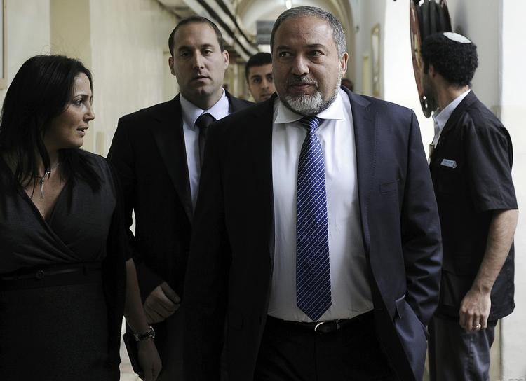 KORRUPTION. Den tidligere israelske udenrigsminister er anklaget for bedrageri og tillidsbrud, men han nægtede sig i dag under den første høring i sagen skyldig i anklagerne. Her ses han ankomme til retssalen i Jerusalem. 