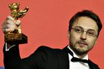 Guldbjørn. Stum af glæde modtog Cãlin Peter Netzer Guldbjørnen for årets bedste film, da Rumænien for første gang fik en stor pris på Berlinalen. 