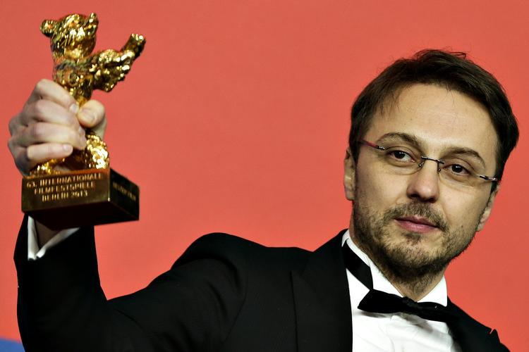 Guldbjørn. Stum af glæde modtog Cãlin Peter Netzer Guldbjørnen for årets bedste film, da Rumænien for første gang fik en stor pris på Berlinalen. 