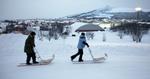Slædetur. Uanset alder og kondition kan de fleste sparke sig frem på en sparkstøtting i Kiruna. 