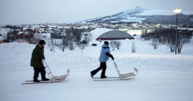 Slædetur. Uanset alder og kondition kan de fleste sparke sig frem på en sparkstøtting i Kiruna. 