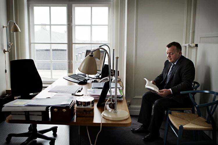 Ventetid. Lars Løkke Rasmussen sidder klar, når regeringen kalder til forhandlinger om vækstpakken.  Foto: Martin Lehmann 
