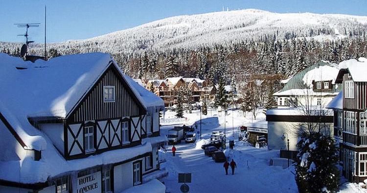 Tjekkiet. Læser Finn Gunst har stået på ski 120 km nord for Prag og er vild med stilheden i Spindleruv Mlyn. 