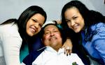 Tilbage. Her ses Chávez med døtrene Maria Gabriela (tv) og Rosa Virginia (th) fra sygesengen i Cuba. Nu er han tilbage i sit fædreland. 