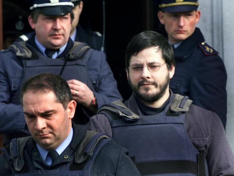 LIVSTIDSDØMT. Marc Dutroux (th) bebrejder stadig andre for sine forbrydelser, hævder hans mord. 