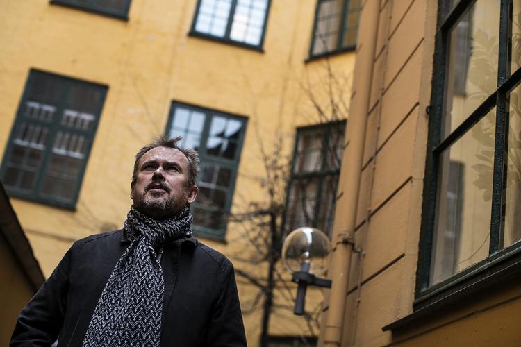 Udkanten. Peter H. Olesens nye roman foregår i et 'Udkantsdanmark', hvor københavneren Jakob kommer til med sine fordomme. 