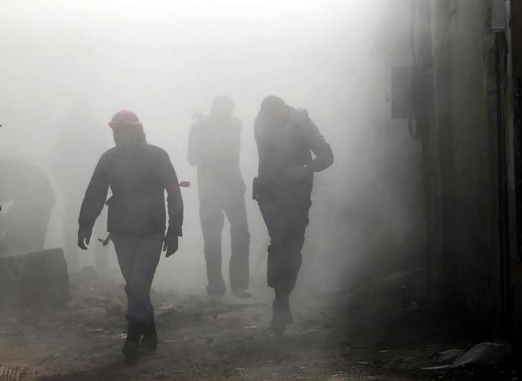 Oprør. Damaskus har i februar været skueplads for de hidtil hårdeste kampe. Her en gruppe oprørere under en eksplosion ved en syrisk militærbase. 