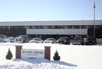 TRAGEDIE. I dag er eleverne fra Sandy Hook Elementary School atter tilbage på skolen, hvor 20 børn og seks voksne blev skudt af Adam Lanza. 