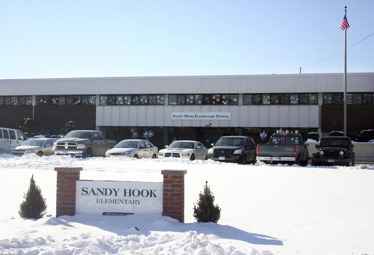 TRAGEDIE. I dag er eleverne fra Sandy Hook Elementary School atter tilbage på skolen, hvor 20 børn og seks voksne blev skudt af Adam Lanza. 