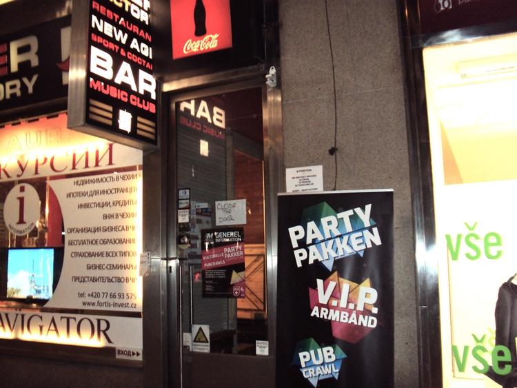 FEST. Reklamer og diskoteker i Prag indbyder til åbenlys druk. 