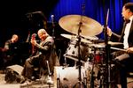 Leg. Der har sneget sig en god portion afslappet humor ind i The Bandwagons show, siden de sidst spillede i Jazzhouse, og det klædte de tre herrer vældig godt. Fra venstre: Jason Moran ved flyglet,  Tarus Mateen på bas og Nasheet Waits bag trommesættet. 