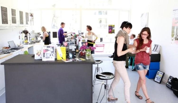 Bogcafé. På Byens bogcafé kan man også få en kop kaffe eller indtage en brunch. 