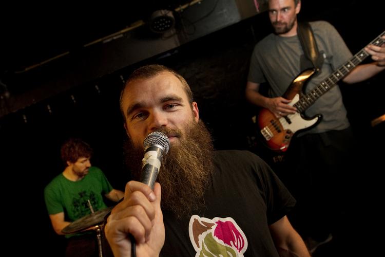 dansk. Klumben &amp; Raske Penge melder sig klar til Jelling Musikfestival i maj. 