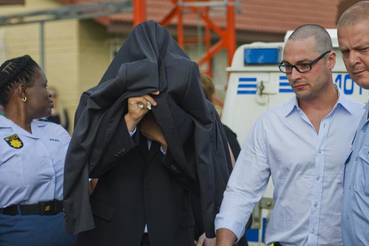 SKULT. Oscar Pistorius (under jakken) var i dag atter i retten i forbindelse med drabet på hans kæreste  Reeva Steenkamp. 