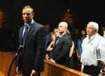 Retsmøde. Oscar Pistorius har under et retsmøde i Pretoria erklæret, at han troede, han slog en indbrudstyv ihjel, da han skød og dræbte sin kæreste gennem en låst badeværelsesdør. 