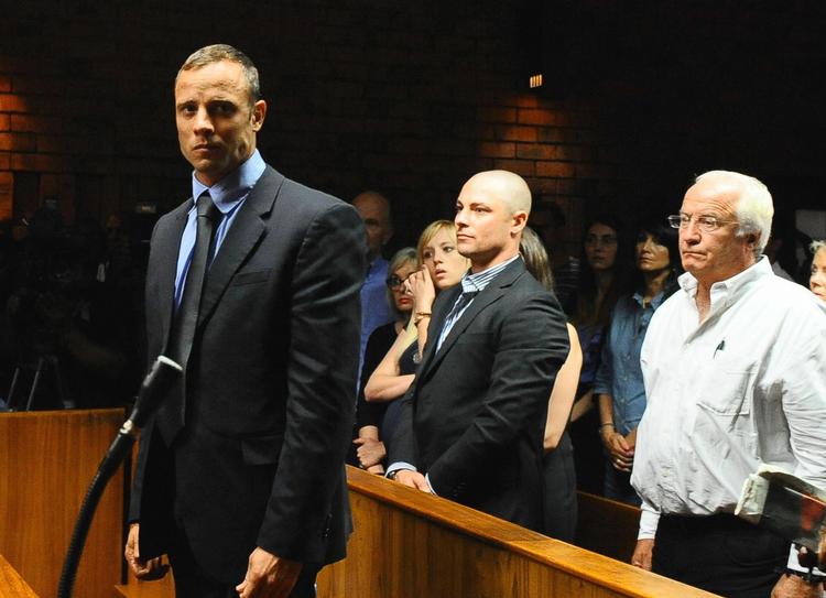 Retsmøde. Oscar Pistorius har under et retsmøde i Pretoria erklæret, at han troede, han slog en indbrudstyv ihjel, da han skød og dræbte sin kæreste gennem en låst badeværelsesdør. 