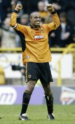anfører. Paul Ince jubler efter en sejr med Wolverhampton Wanderers i 2004 over englænderens tidligere klub, Manchester United. 