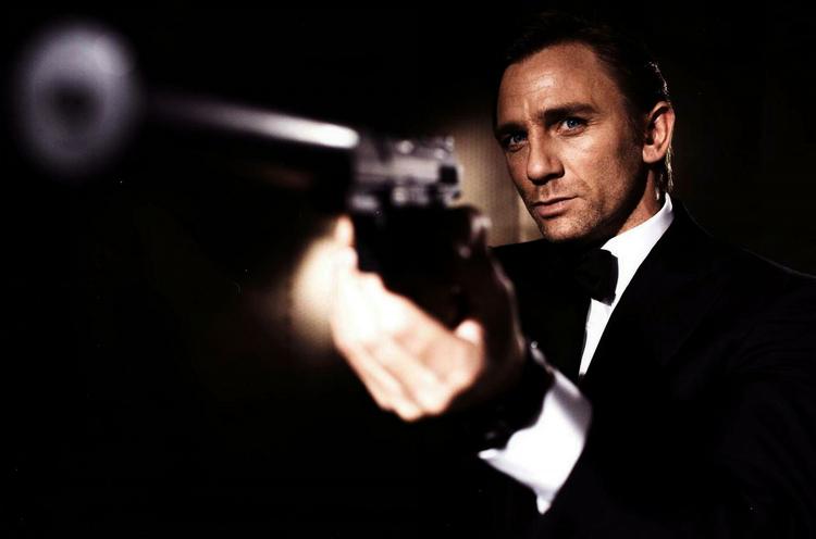 BOND. Valget af William Boyd som 007-forfatter har den ekstra krølle, at han faktisk har brugt den 'rigtige' Bond-forfatter, Ian Fleming, som karakter i en af sine romaner. Fleming optræder i en Boyd-roman fra 2002 som britisk efterretningsofficer under 2. Verdenskrig. 