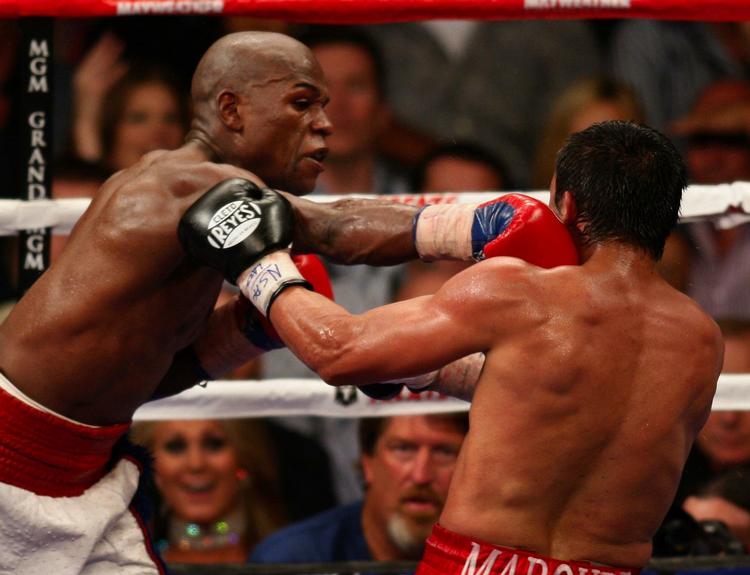 boksekæmpe. Floyd Mayweather Jr. (tv) rammer Juan Manuel Marquez under en kamp i 2009. 