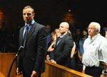 drabssag. Oscar Pistorius (tv) kunne slet ikke forstå, at han var anklaget for drabet på sin modelkæreste, da han blev fremstillet i retten. Til højre ses løberens bror og far. 