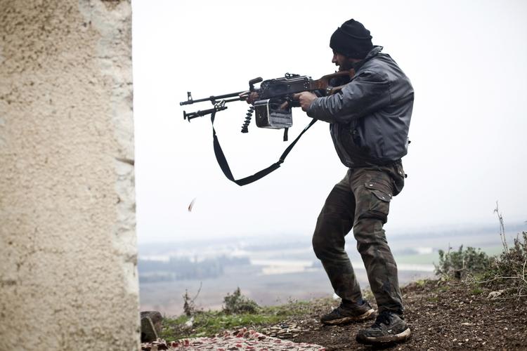 KRIGSDELTAGELSE. Dansk Folkeparti vil have udvist personer, der har deltaget i krigen i Syrien. Arkivfoto af oprørssoldat i kamp mod regeringsstyrker i Azaz-området. 