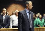 Sigtet. Oscar Pistorius er paralympisk guldvinder, men nu står han i retten i Pretoria, anklaget for overlagt mord. 