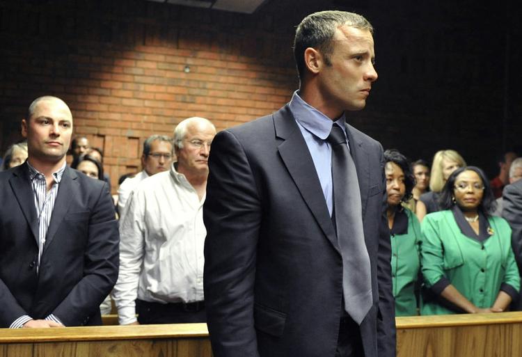 Sigtet. Oscar Pistorius er paralympisk guldvinder, men nu står han i retten i Pretoria, anklaget for overlagt mord. 