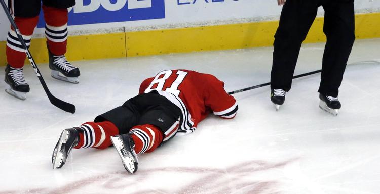 KNOCKOUT. Efter sammenstødet med Jannik Hansen i nat blev slovakiske Marian Hossa liggende på isen i flere minutter. 