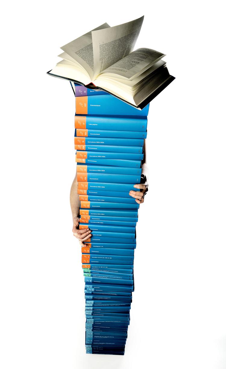 Stort. De i alt 55 bind af Søren  Kierkegaards Skrifter vejer godt 63 kilo. Stablet oven på  hinanden rager stakken knap 2 meter op.  Foto: Joachim Adrian 