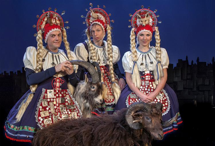 Egotrip. Der er rift om de gode roller  i 'Peer Gynt - off piste' på Riddersalen. Ole Håndsbæk Christensen, Kristian Holm Joensen og Rosa Sand Michelsen kæmper alle tre om spotlyset i  madonnarollen som Gynts udkårne  Solveig. 