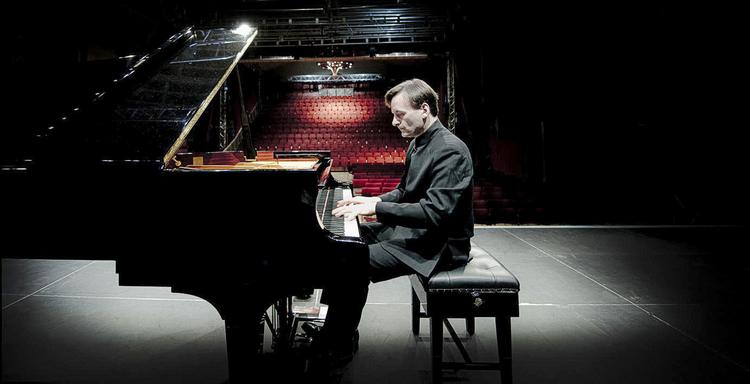 Tryllekunstner. Det er lige til  at tabe underkæben af bare forbløffelse og beundring, når man hører, hvad  Stephen Hough kan ved et flygel. 