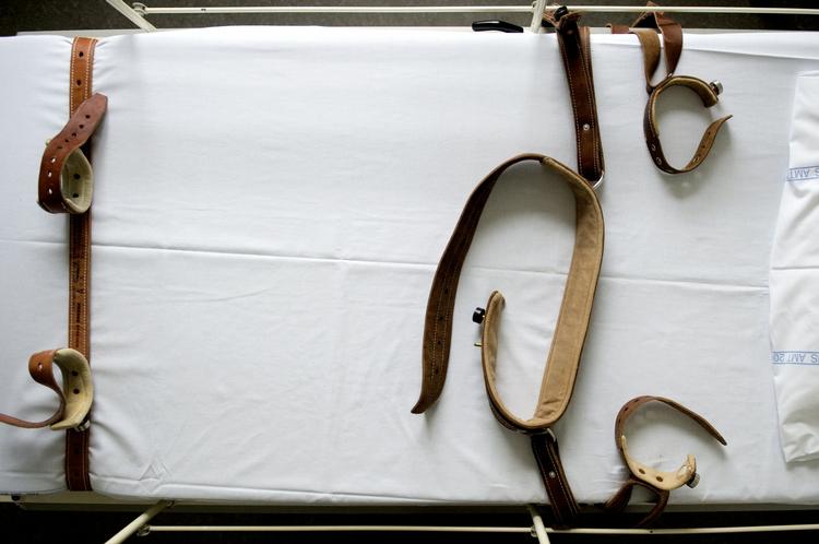 Fikseret. En patient på Sikringen lå seks uger spændt fast på en seng som denne og ventede på, at en mindre indgribende tvangsforanstaltning blev godkendt (arkivfoto) 