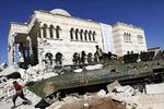 Skatte. Ikke alene bliver mange historiske bygninger og  mindesmærker skudt i stykker i Syrien. Oprørerne sælger også ud af kulturarven for at finansiere krigen. 