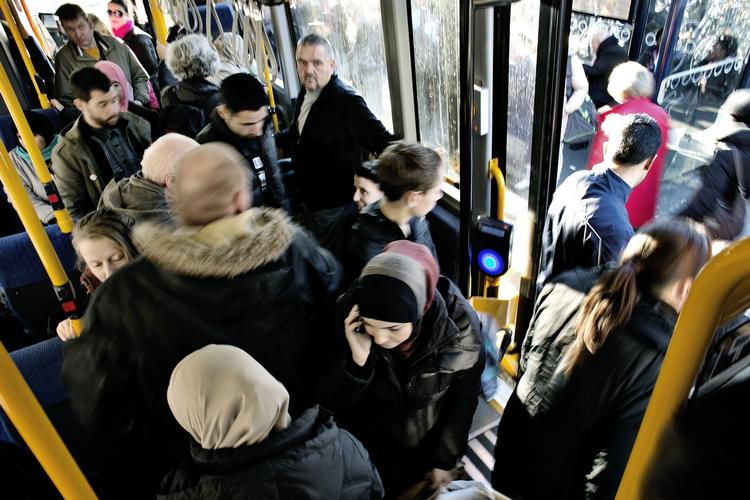 Risiko. Laboratorieforsøg tyder på, at den nye virus smitter lige så let som forkølelse. Ingen danskere er smittet, men fem er døde efter at være blevet smittet i mellemøsten. 