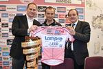 PROBLEMER. Arrangørerne af Giro d'Italia har allerede uddelt wildcards til det årets italienske rundtur, og derfor er de kommet i problemer, efter at WorldTouren er blevet udviddet til 19 hold. 