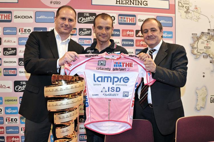 PROBLEMER. Arrangørerne af Giro d'Italia har allerede uddelt wildcards til det årets italienske rundtur, og derfor er de kommet i problemer, efter at WorldTouren er blevet udviddet til 19 hold. 